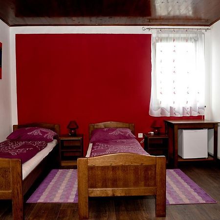 Guesthouse Pink Panther Udbina Esterno foto