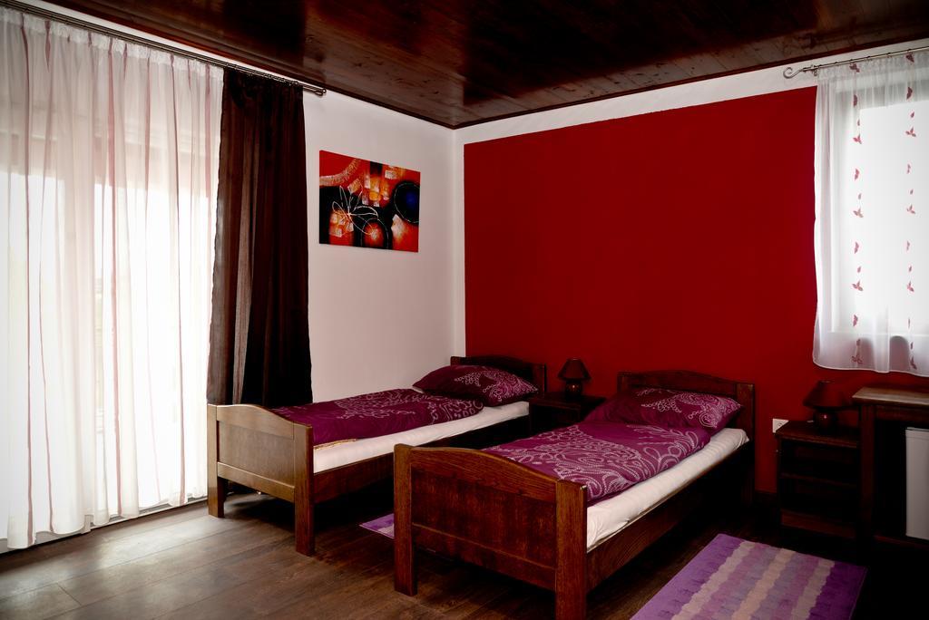 Guesthouse Pink Panther Udbina Camera foto