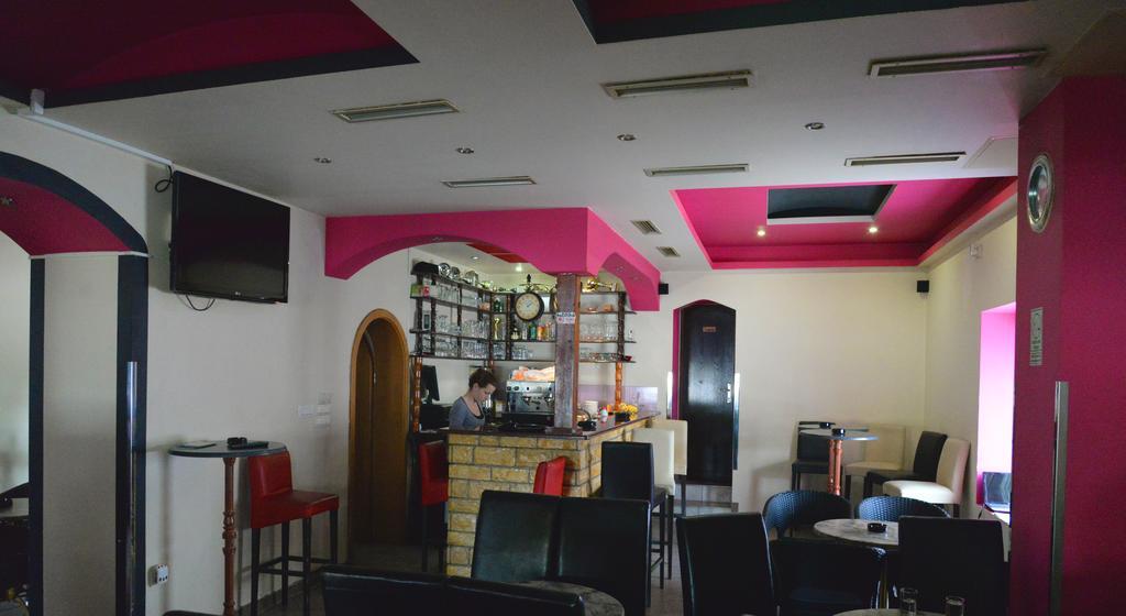 Guesthouse Pink Panther Udbina Esterno foto