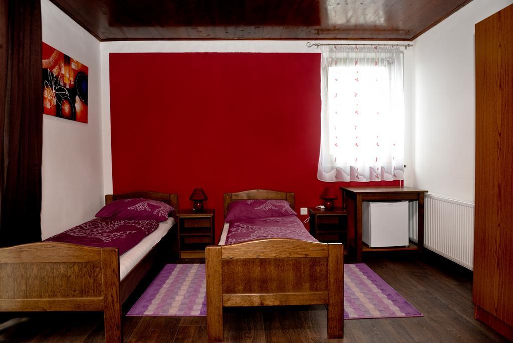 Guesthouse Pink Panther Udbina Esterno foto