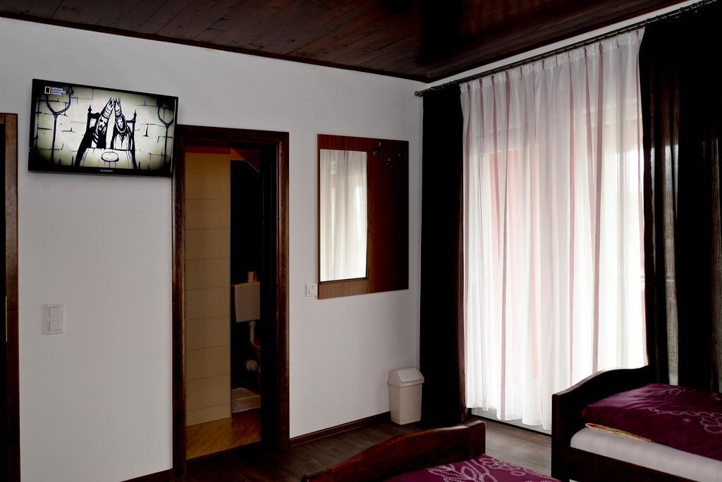 Guesthouse Pink Panther Udbina Esterno foto