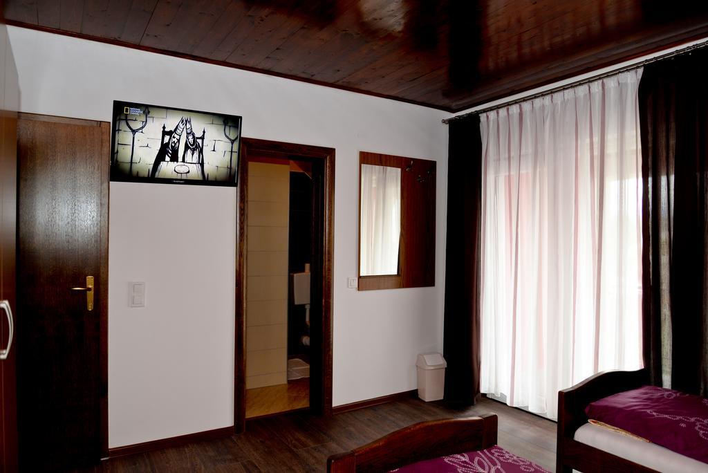 Guesthouse Pink Panther Udbina Esterno foto
